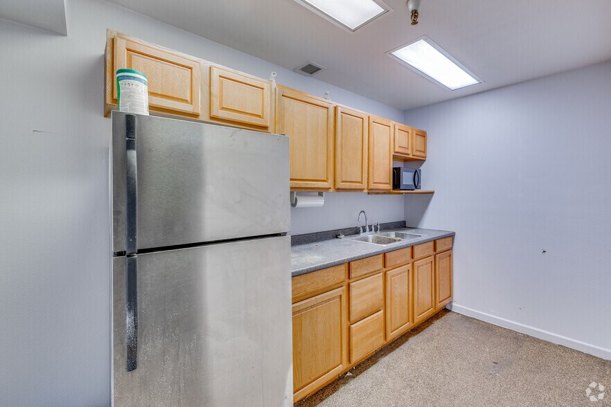 More Photos Of 1315 E Gibson Ln, Phoenix Warehouse For Lease