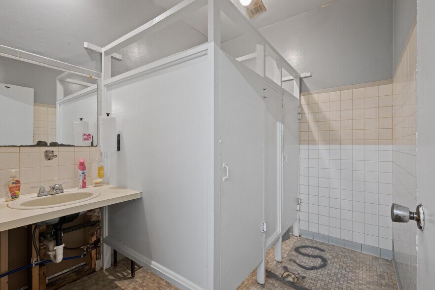 More Photos Of 4349 Louis Ave, Holiday Warehouse For Sale
