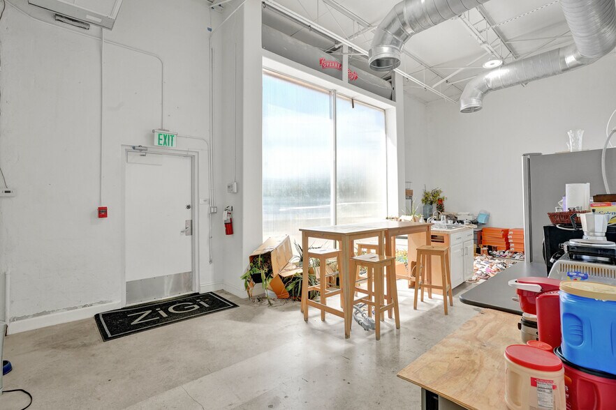 More Photos Of 1820 NE 146th St, Miami Manufacturing For Lease