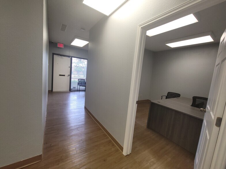 More Photos Of 215 Dalton Dr, DeSoto Office Residential For Lease