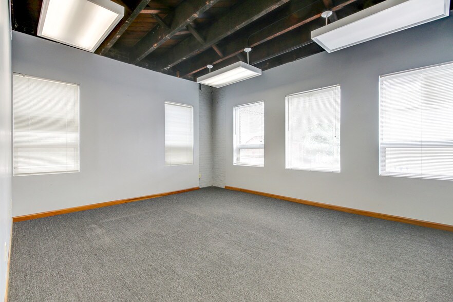 More Photos Of 316-318 Washington St, Bloomington Storefront Retail Office For Lease