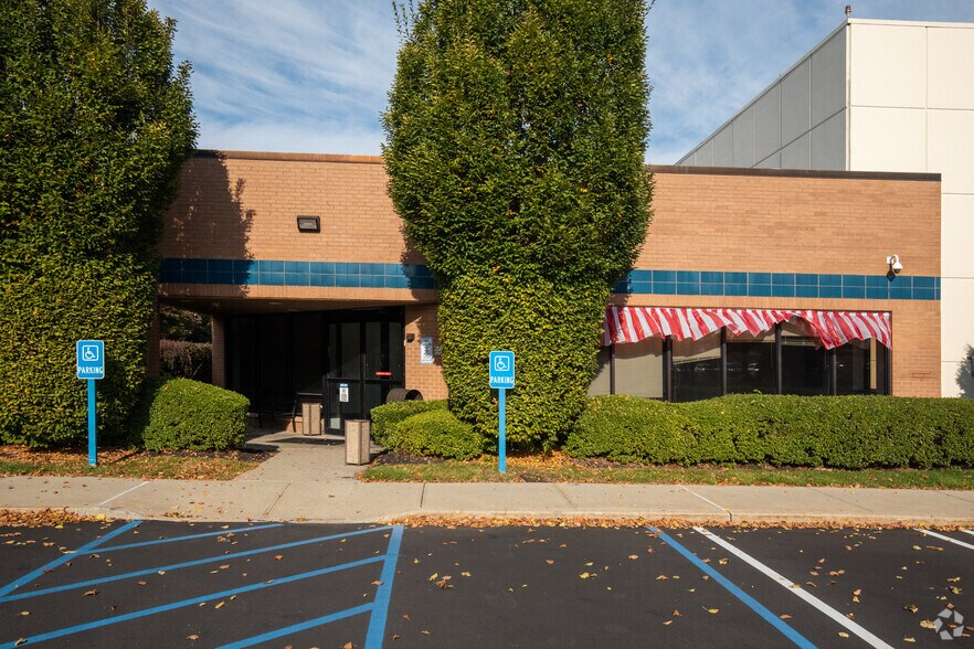 More Photos Of 201 Grumman Rd W, Bethpage Distribution For Lease