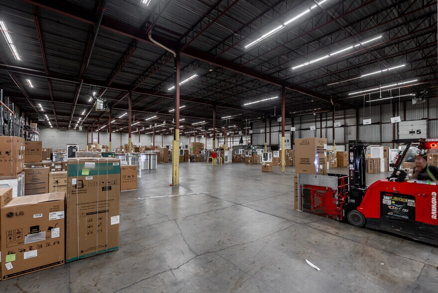 More Photos Of 1415 32e Avenue, Montréal Distribution For Lease