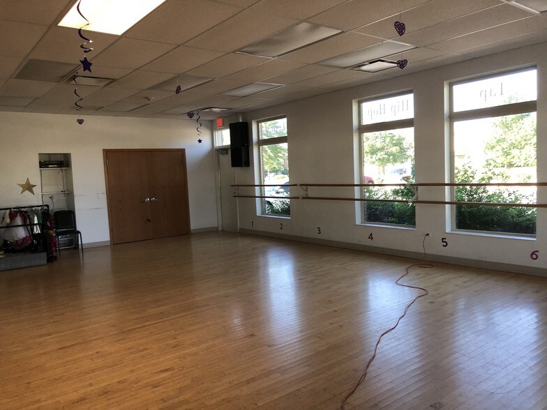 More Photos Of 608 E Veterans Pky, Yorkville Medical For Lease