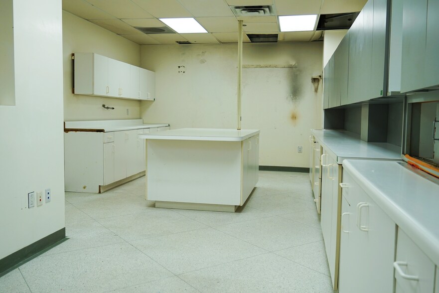 More Photos Of 1121 W Newport Center Dr, Deerfield Beach Warehouse For Lease