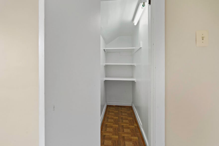 More Photos Of 41 E Colonial Hwy, Hamilton Freestanding For Sale