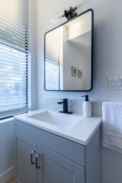 More Photos Of 744 E Walnut St, Pasadena Office Residential For Sale