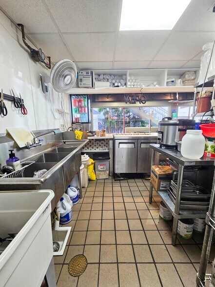 More Photos Of 342 Lewers St, Honolulu Restaurant For Lease