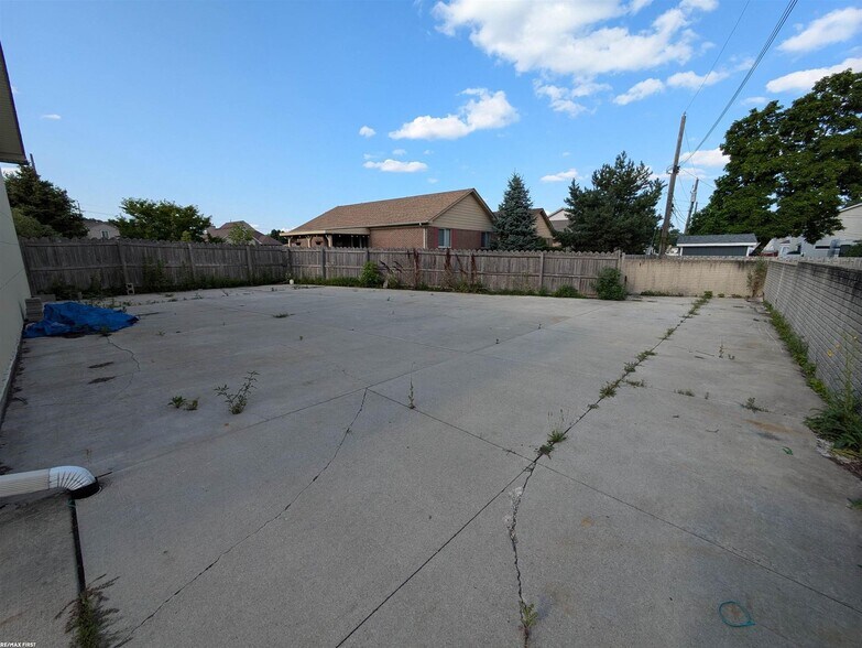 More Photos Of 35850 Utica Rd, Clinton Township General Retail For Sale