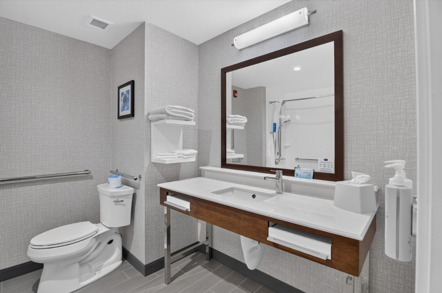 More Photos Of 1335 S Main St, Adrian Hotel For Sale