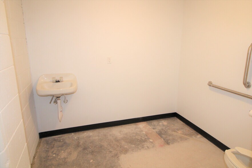 More Photos Of 1101 SE 26th St, Oklahoma City Manufacturing For Lease