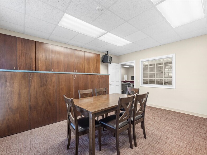 910 Fairmont Pky, Pasadena, TX 77504 Storefront Retail Office For