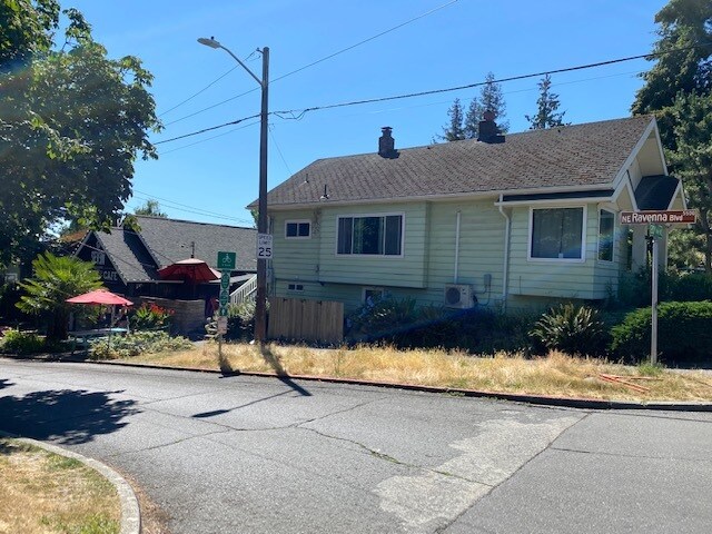 More Photos Of 2007 NE Ravenna Blvd, Seattle Storefront Retail Residential For Sale