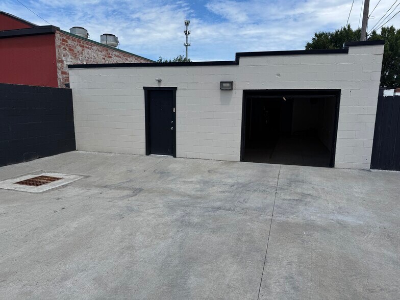 More Photos Of 127 SE 3rd St, Lees Summit Freestanding For Lease