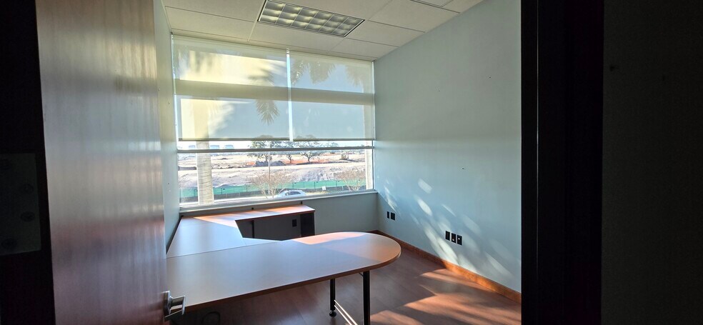 More Photos Of 990 9th St N, Naples Medical For Lease