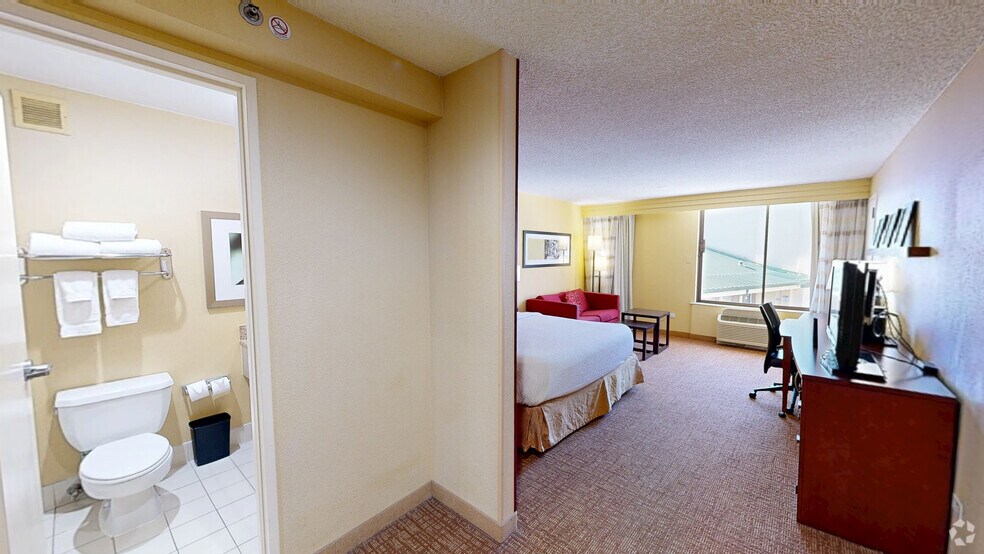 More Photos Of 2504 North Loop W, Houston Hotel For Sale