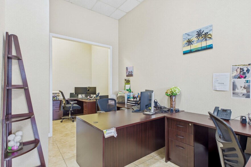 More Photos Of 1010 NE 9th St, Cape Coral Office For Sale