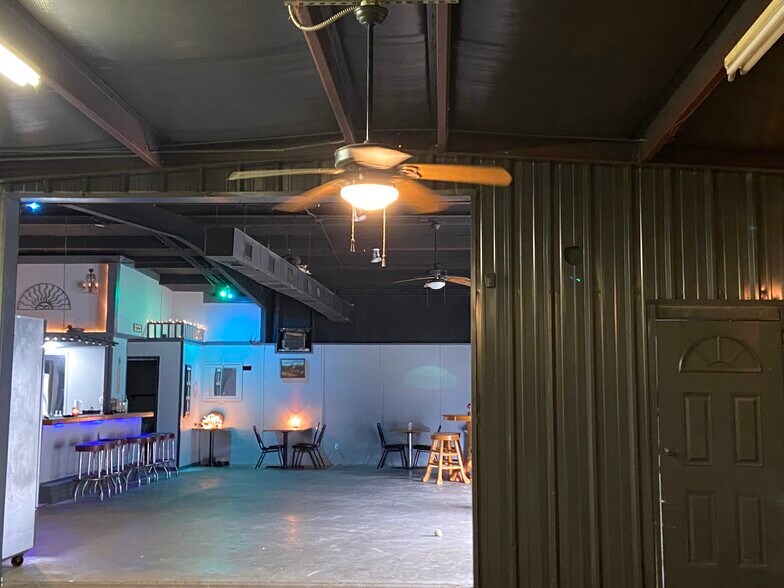 More Photos Of 8212 N State Highway 19, Trinity Showroom For Lease