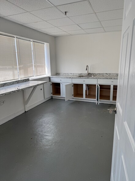 More Photos Of 635 New Park Ave, West Hartford Warehouse For Lease