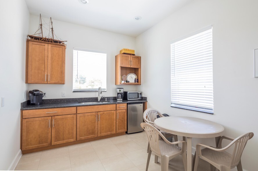 More Photos Of 1000 Bass Blvd, Dunedin Office For Sale