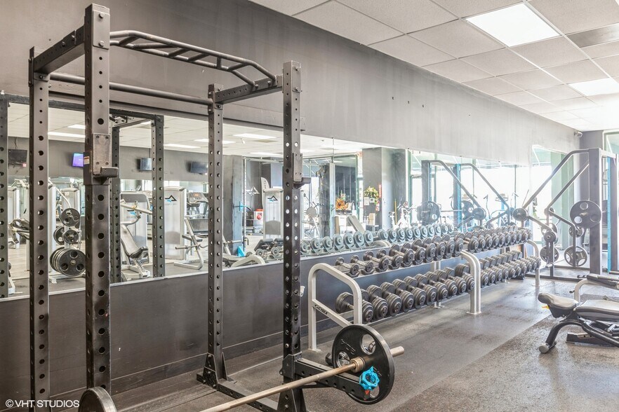 More Photos Of 366-380 Bank Dr, Mchenry Restaurant For Lease