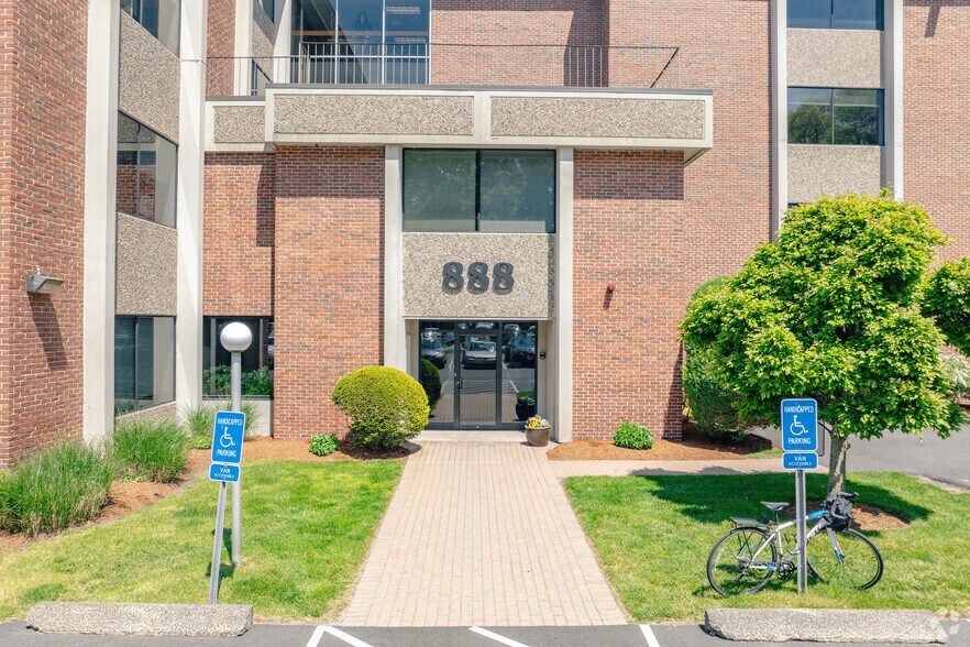 More Photos Of 888 Worcester St, Wellesley Office For Lease