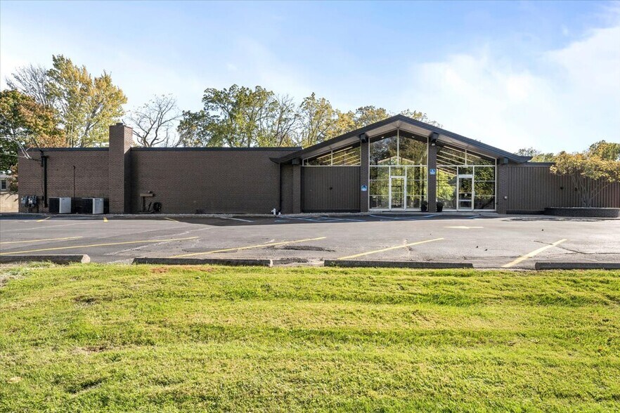 More Photos Of 7560 Macomb St, Grosse Ile Storefront Retail Office For Sale