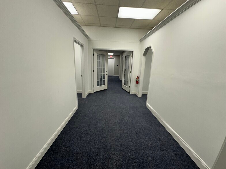 More Photos Of 220 N Main St, Lexington Flex For Lease