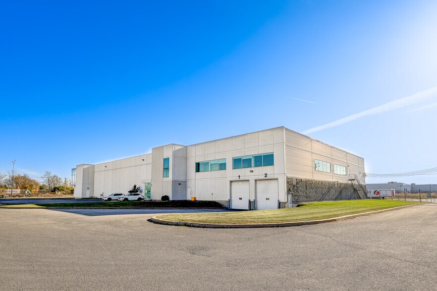 More Photos Of 9393 Boul Métropolitain E, Montréal Warehouse For Lease