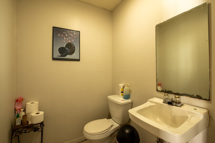 More Photos Of 3228 E 5th St, Austin Auto Repair For Sale