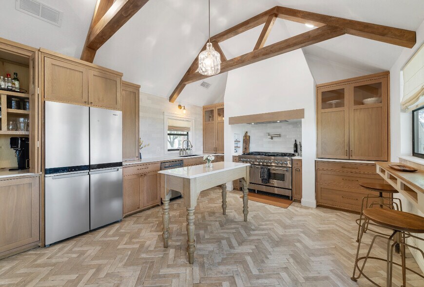 More Photos Of 301 Avenue I, Valley Mills Specialty For Sale