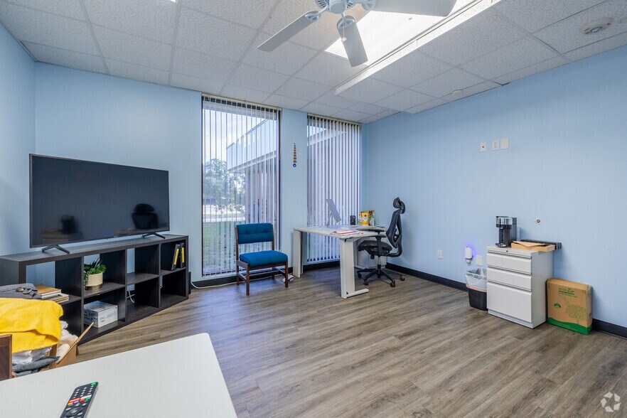 More Photos Of 2127 Grand Blvd, Holiday Light Distribution For Lease