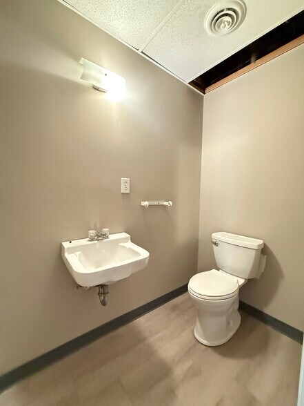 More Photos Of 3911 N Oak Tfwy, Kansas City Office For Sale