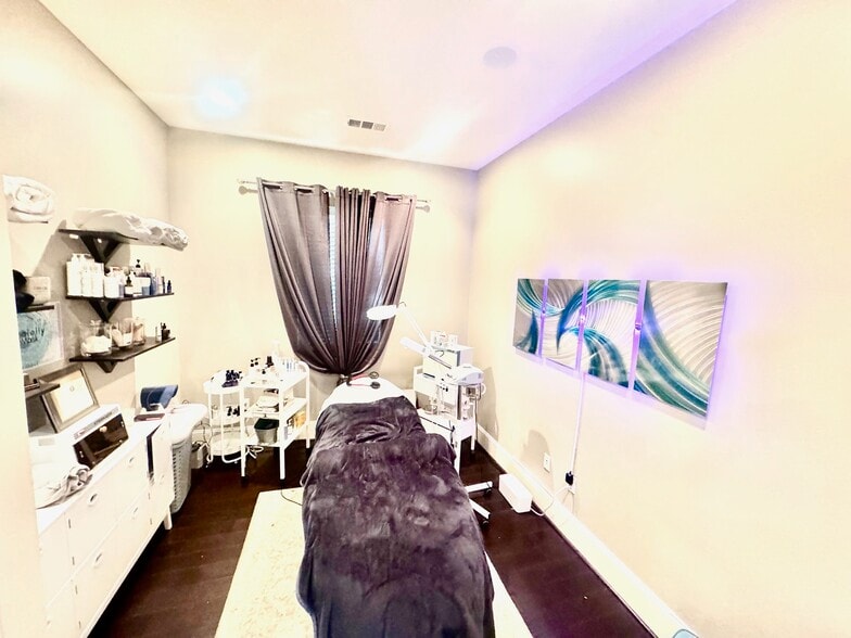 More Photos Of 919 W Gray St, Houston Office For Lease