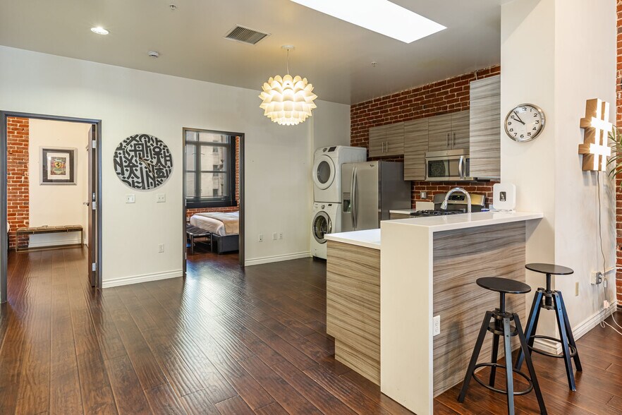 More Photos Of 735 S Broadway, Los Angeles Storefront For Sale