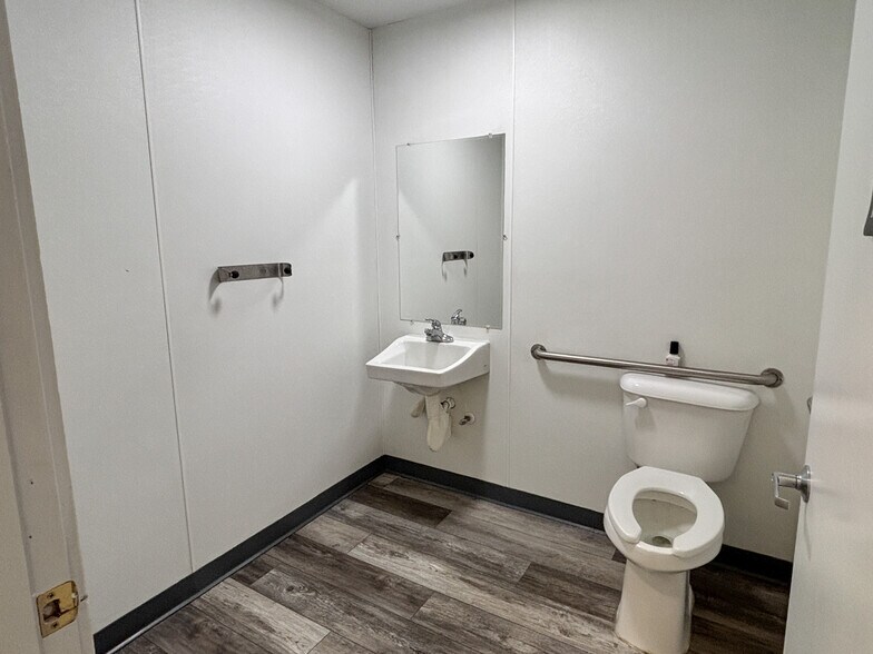 More Photos Of 265 S Main St, Independence Storefront Retail Office For Sale