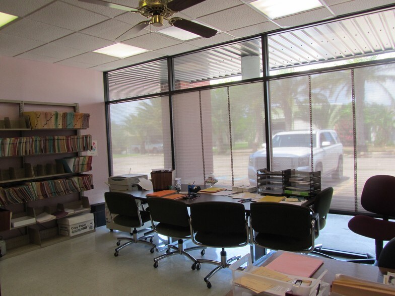 More Photos Of 1205-1211 W Austin St, Port Lavaca Office For Lease