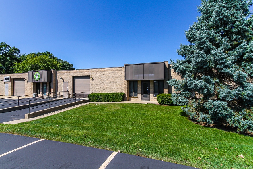 More Photos Of 22290 N Hillview Dr, Barrington Warehouse For Lease