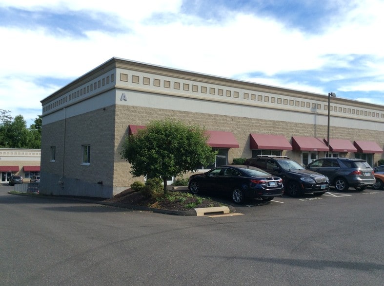 More Photos Of 100 Corporate Dr, Trumbull Research And Development For Lease
