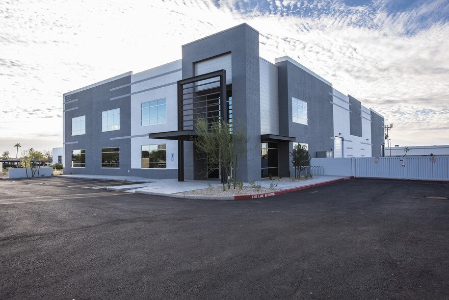 More Photos Of 2323 W Behrend Dr, Phoenix Warehouse For Lease