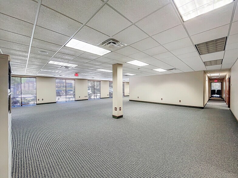 More Photos Of 5421 N 59th St, Tampa Office For Sale