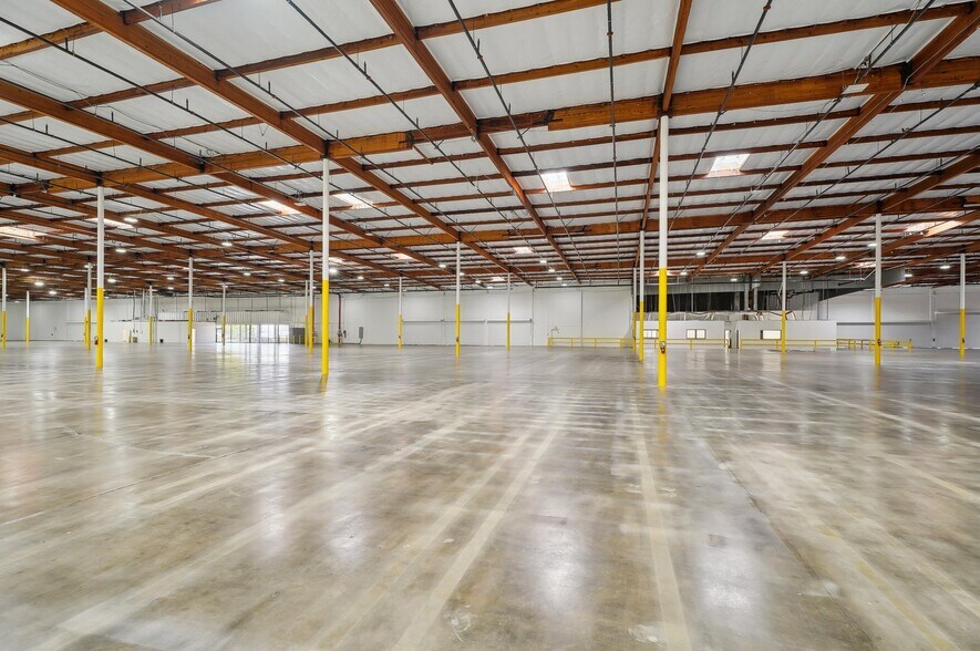 More Photos Of 14647-14667 Northam St, La Mirada Warehouse For Lease