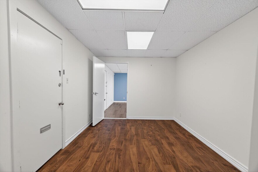 More Photos Of 256-260 Church St, Oakville Storefront Retail Office For Lease