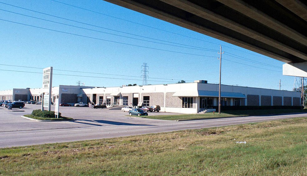 More Photos Of 1055 W Sam Houston Pky N, Houston Warehouse For Lease