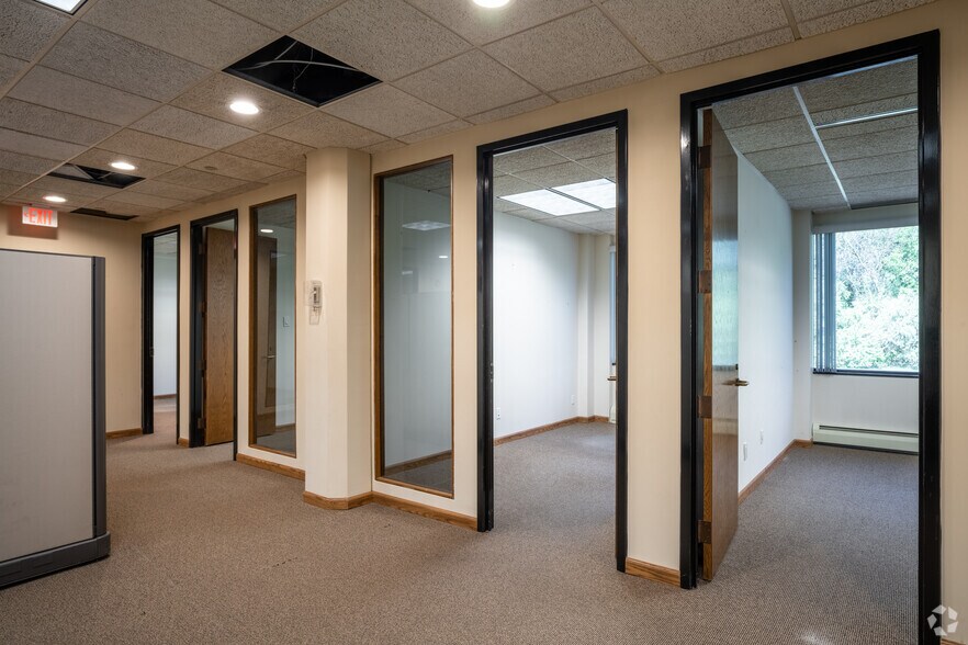 More Photos Of 500 Craig Rd, Manalapan Township Office For Lease