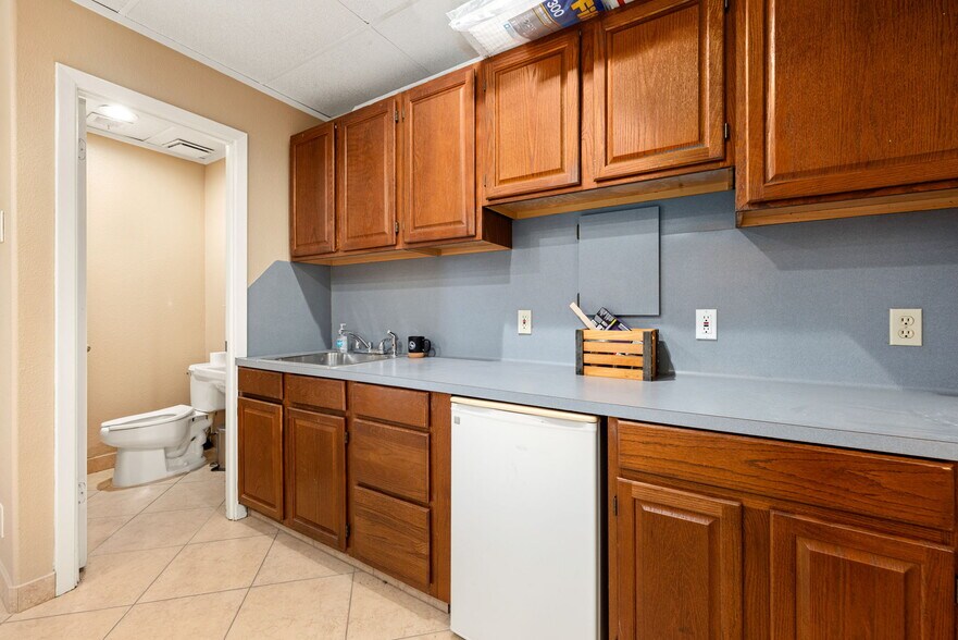 More Photos Of 130 W San Augustine St, Deer Park Office For Sale