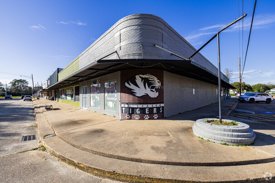 More Photos Of 165 E Avenue H, Silsbee Storefront Retail Office For Lease