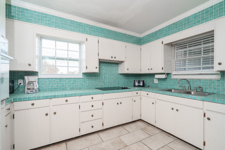 More Photos Of 1919 Drummond Ave, Panama City Distribution For Lease