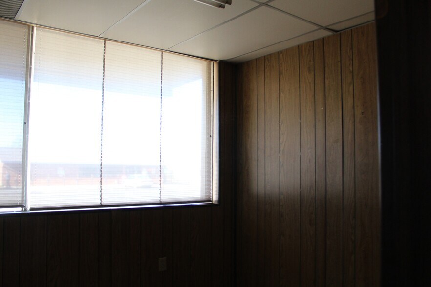 More Photos Of 814 9th St, Woodward Office For Sale