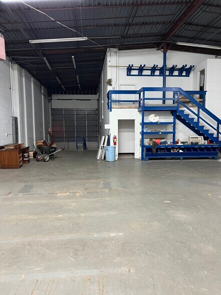 More Photos Of 130 SE Dodd St, Marietta Flex For Lease